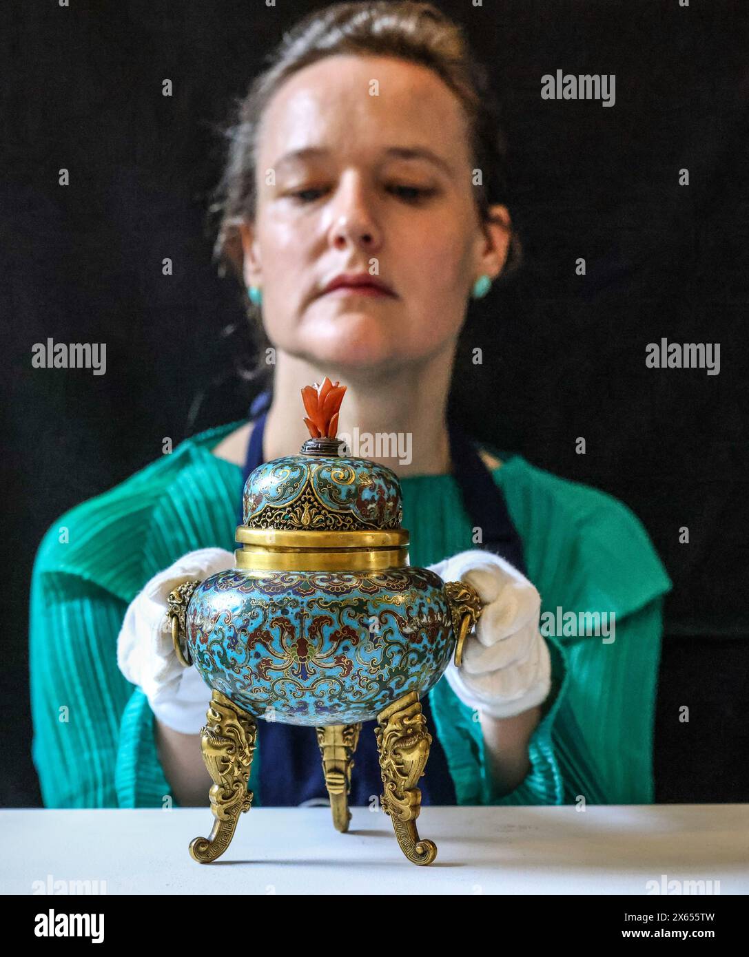 Olympia Auctions Londres 13 mai 2024 Censer et couverture de trépied en bronze doré et en cloisonné chinois, dynastie Qink, période Qianlong (1736-95) est £4 000-6 000 Enchère 14 mai 11 AM 25 Blythe Road, Londres W14 0PD.Paul Quezada-Neiman/Alamy Live News Credit : Paul Quezada-Neiman/Alamy Live News Banque D'Images