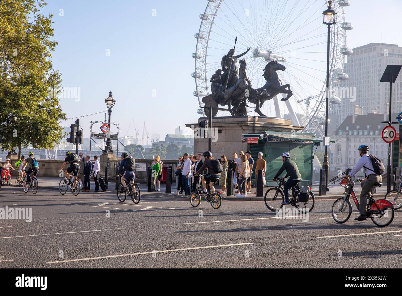 Boadicea et ses filles statue Westminster Bridge, Londres vélo cyclistes traversent le pont, London Eye Millennium roue fond Banque D'Images