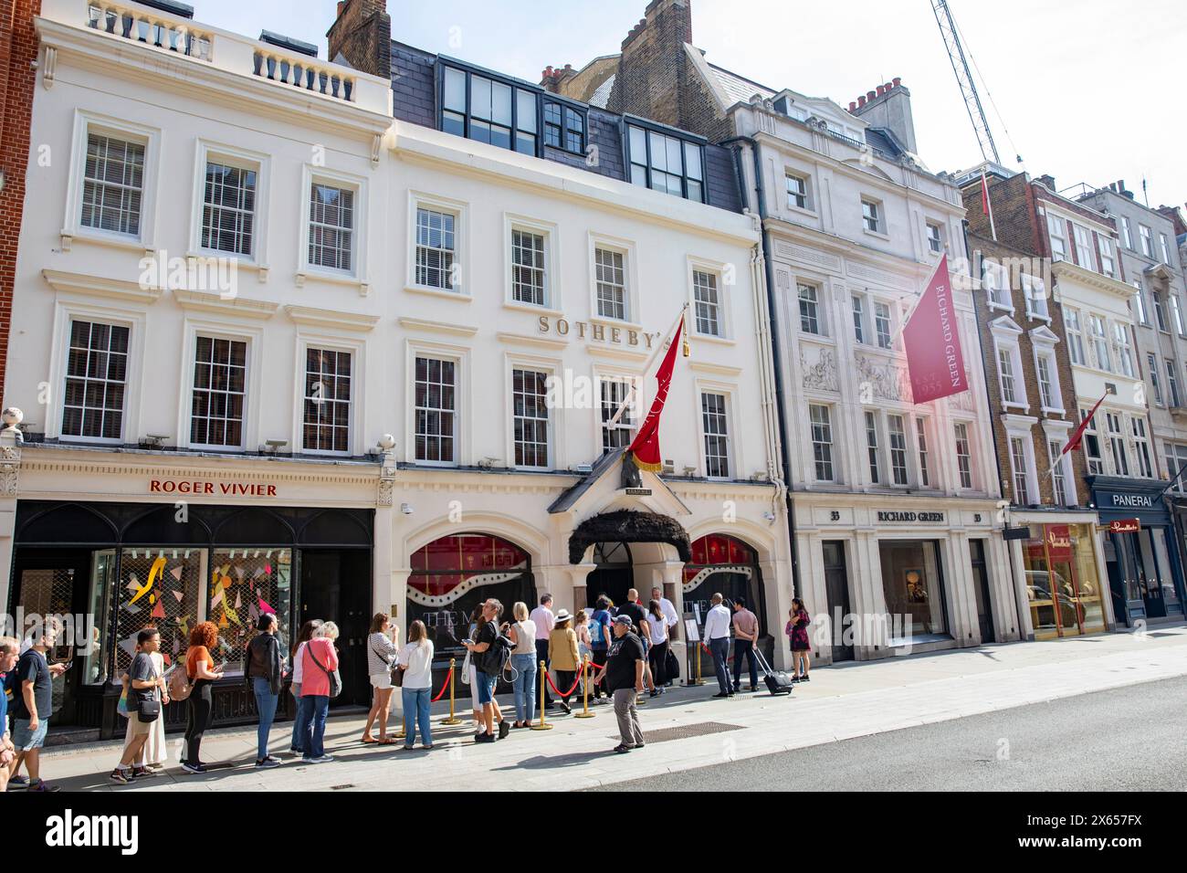 Sotherbys Freddie Mercury Un monde de sa propre exposition New Bond Street, les gens font la queue dans Sothebys pour voir la collection privée avant la vente aux enchères Banque D'Images