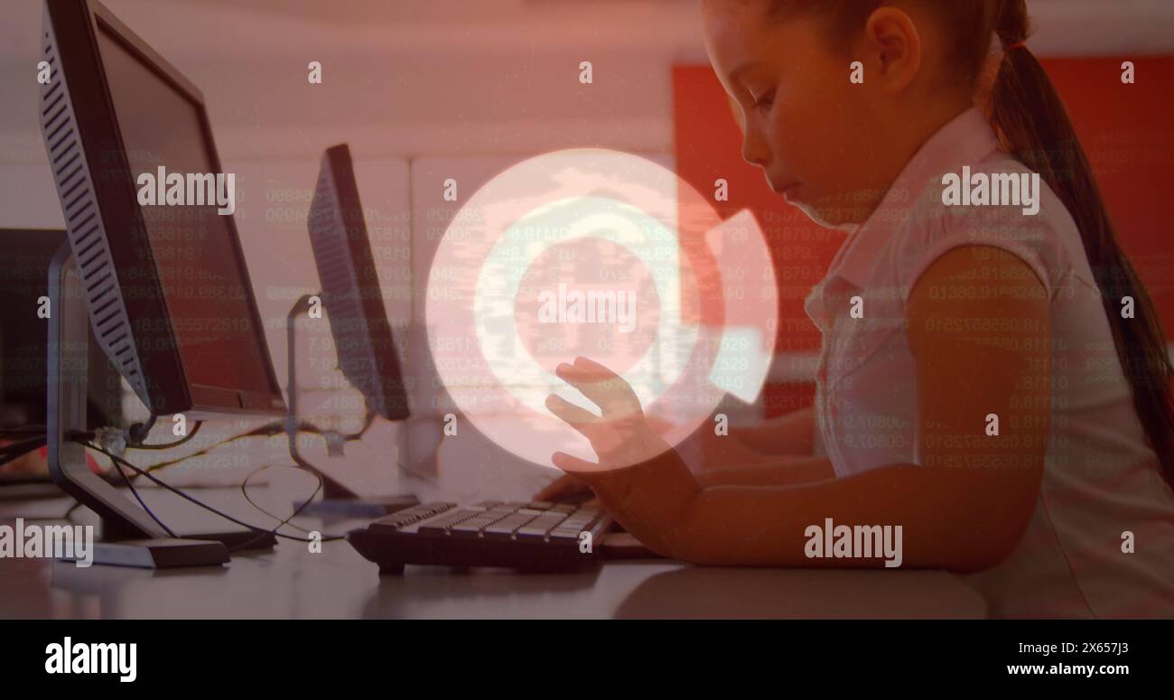 Image de traitement de données sur une écolière biraciale utilisant un ordinateur Banque D'Images