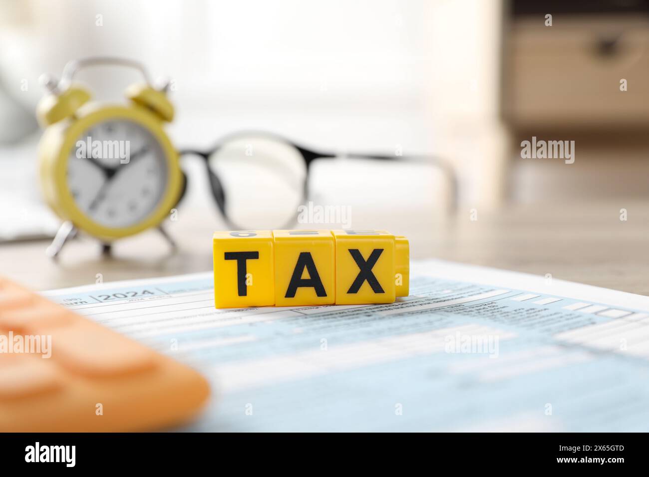 Cubes jaunes avec le mot taxe et documents sur la table, focus sélectif Banque D'Images