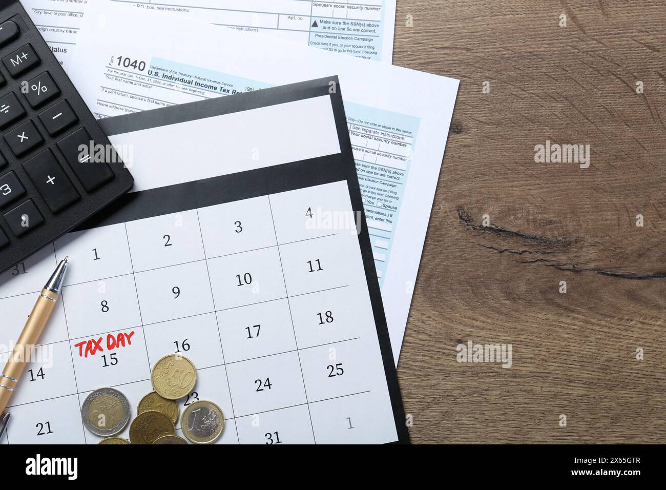 Calendrier avec rappel de date sur le jour d'imposition, pièces de monnaie, documents et calculatrice sur la table en bois, vue de dessus. Espace pour le texte Banque D'Images