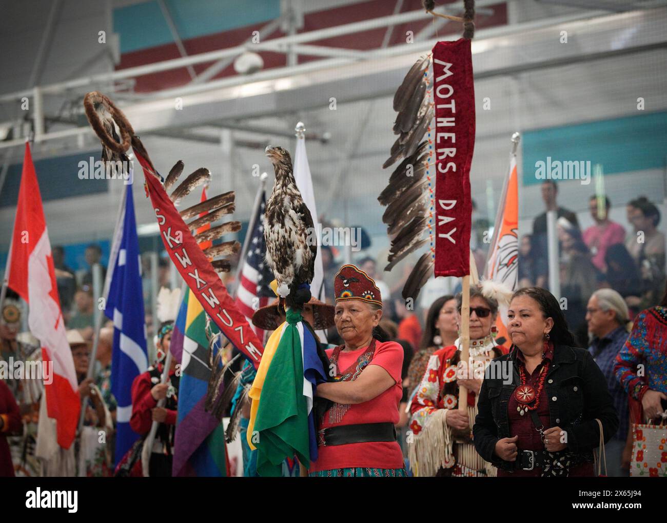 Vancouver, Canada. 12 mai 2024. Les danseuses font leur chemin dans l'arène lors du Powwow traditionnel de la fête des mères à Vancouver, Colombie-Britannique, Canada, le 12 mai 2024. Des centaines d'autochtones de diverses tribus à travers le Canada se sont réunis dimanche pour célébrer la fête des mères avec un pow-wow, un rassemblement social traditionnel mettant en vedette de la musique et de la danse. Crédit : Liang Sen/Xinhua/Alamy Live News Banque D'Images