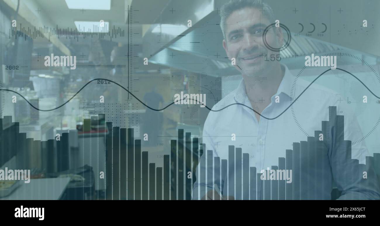 Collègue masculin caucasien analysant des données sur écrans transparents Banque D'Images