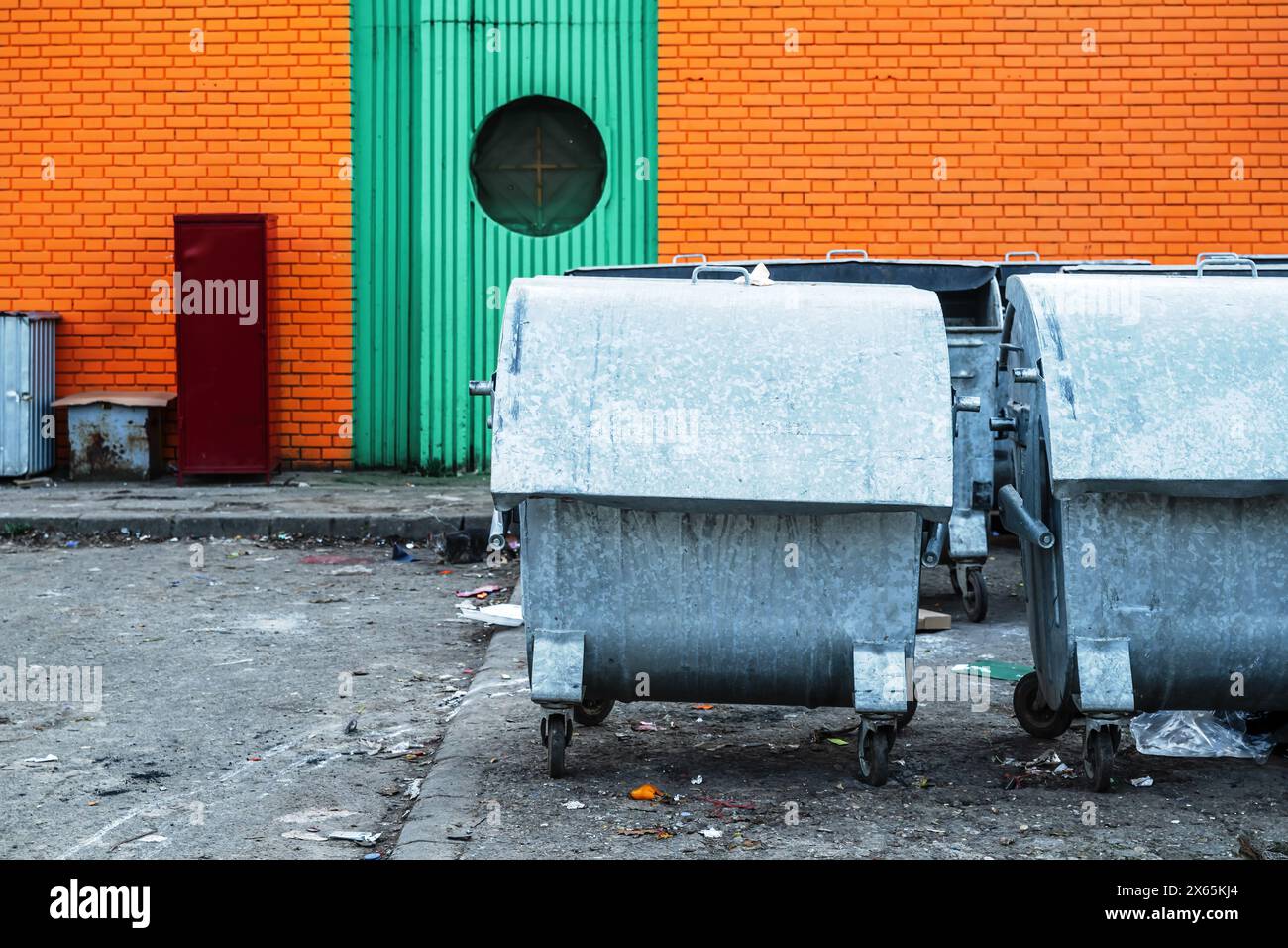 Bennes à ordures métalliques dans la rue, mise au point sélective Banque D'Images