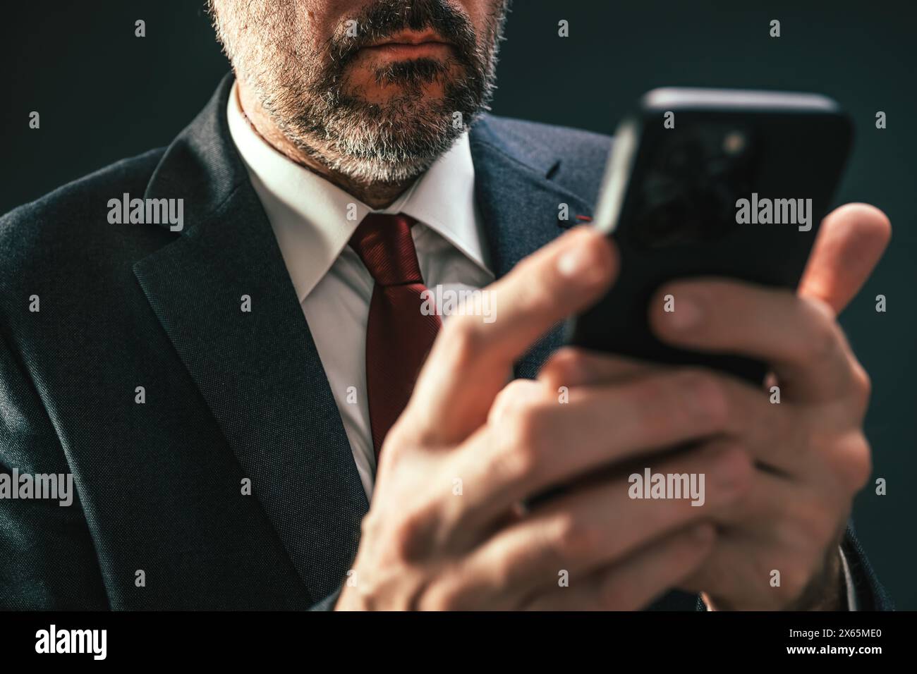 Homme d'affaires utilisant le téléphone portable, entrepreneur adulte avec le téléphone intelligent mobile, focalisation sélective Banque D'Images