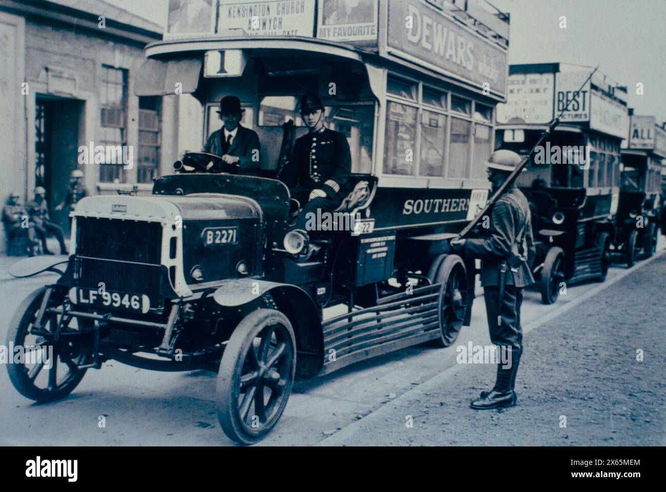 Un chauffeur de jambe noire sous escorte policière pendant la grève générale, Royaume-Uni 1926 Banque D'Images