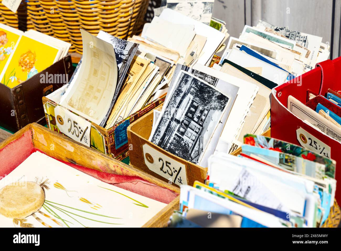 Cartes postales et photos anciennes à Fåfängans Antik antiquités et boutique vintage dans le quartier de Haga, Gothenburg, Suède Banque D'Images