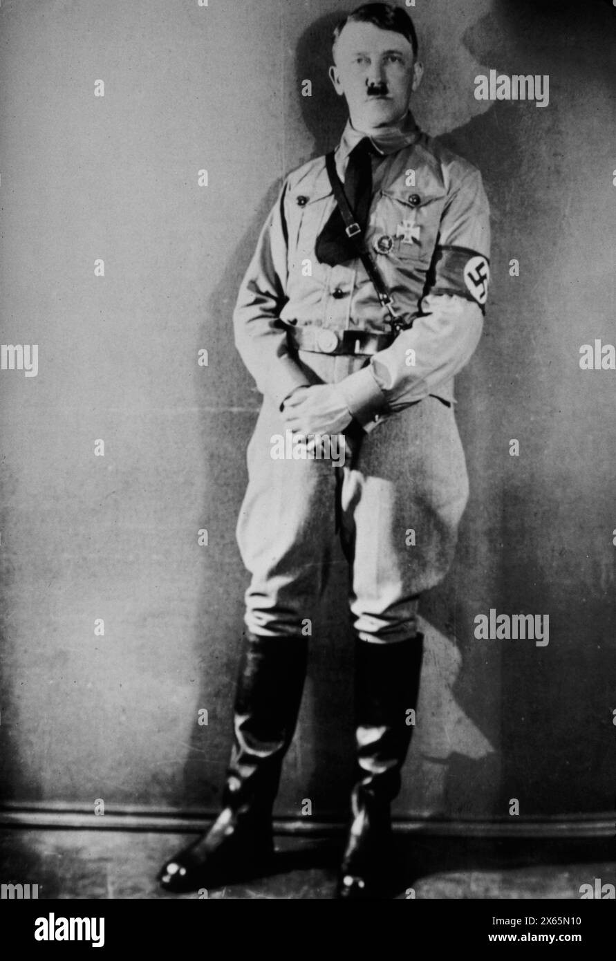 Le dictateur allemand Adolph Hitler en uniforme nazi, Allemagne des années 1920 Banque D'Images