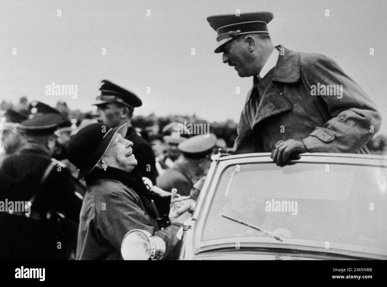 Le dictateur allemand Adolph Hitler accueille un admirateur, l'Allemagne des années 1930 Banque D'Images