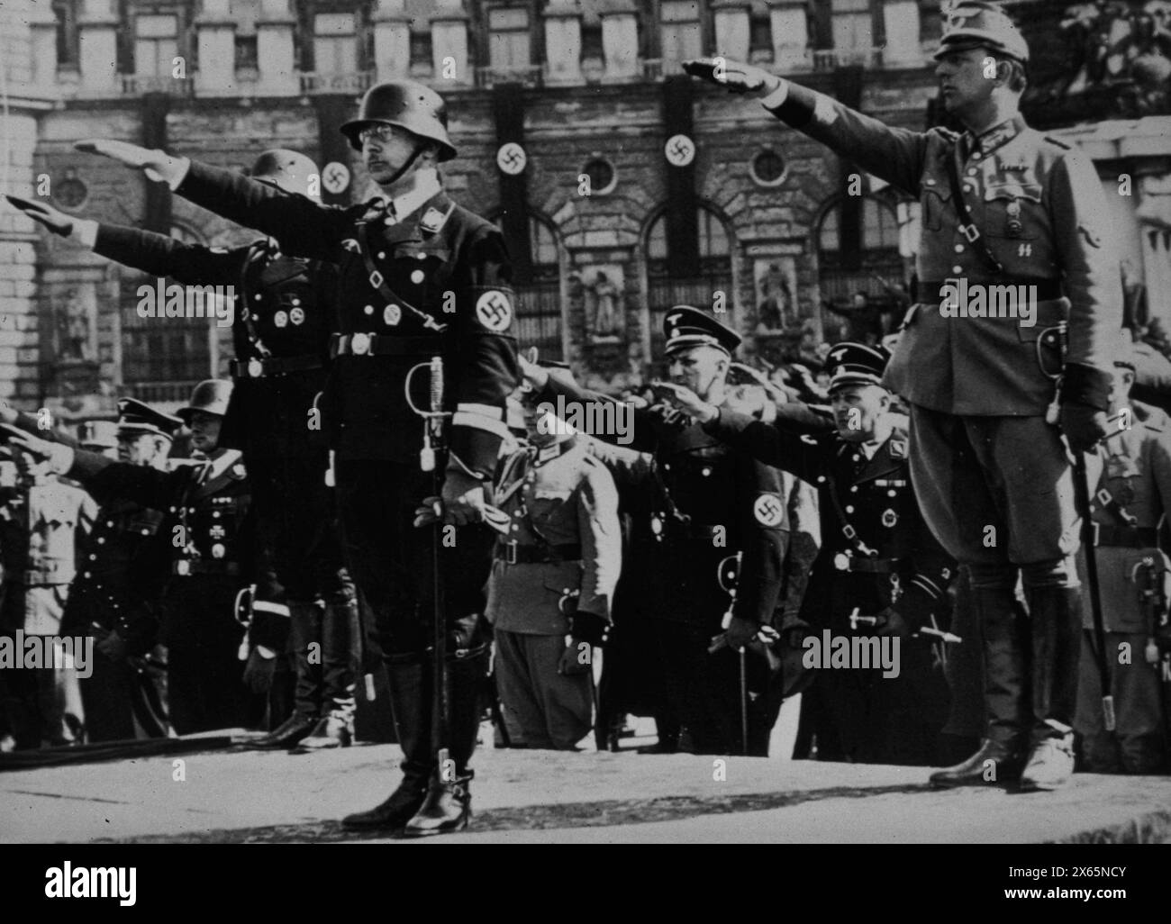 Le nazi allemand Heinrich Himmler, chef des SS et de la Gestapo, et le général Kurt Daluege, chef de la police de Vienne, prêtant serment d'allégeance après l'Anschluss, Autriche 1938 Banque D'Images