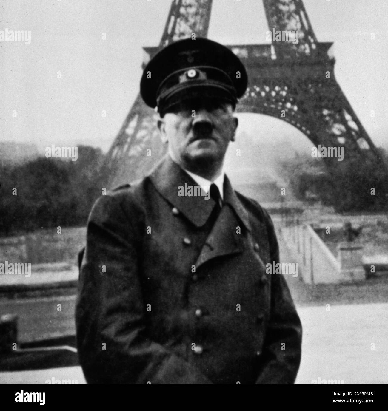 Dictateur allemand Adolph Hitler à la Tour Eiffel, France, 1940 Banque D'Images