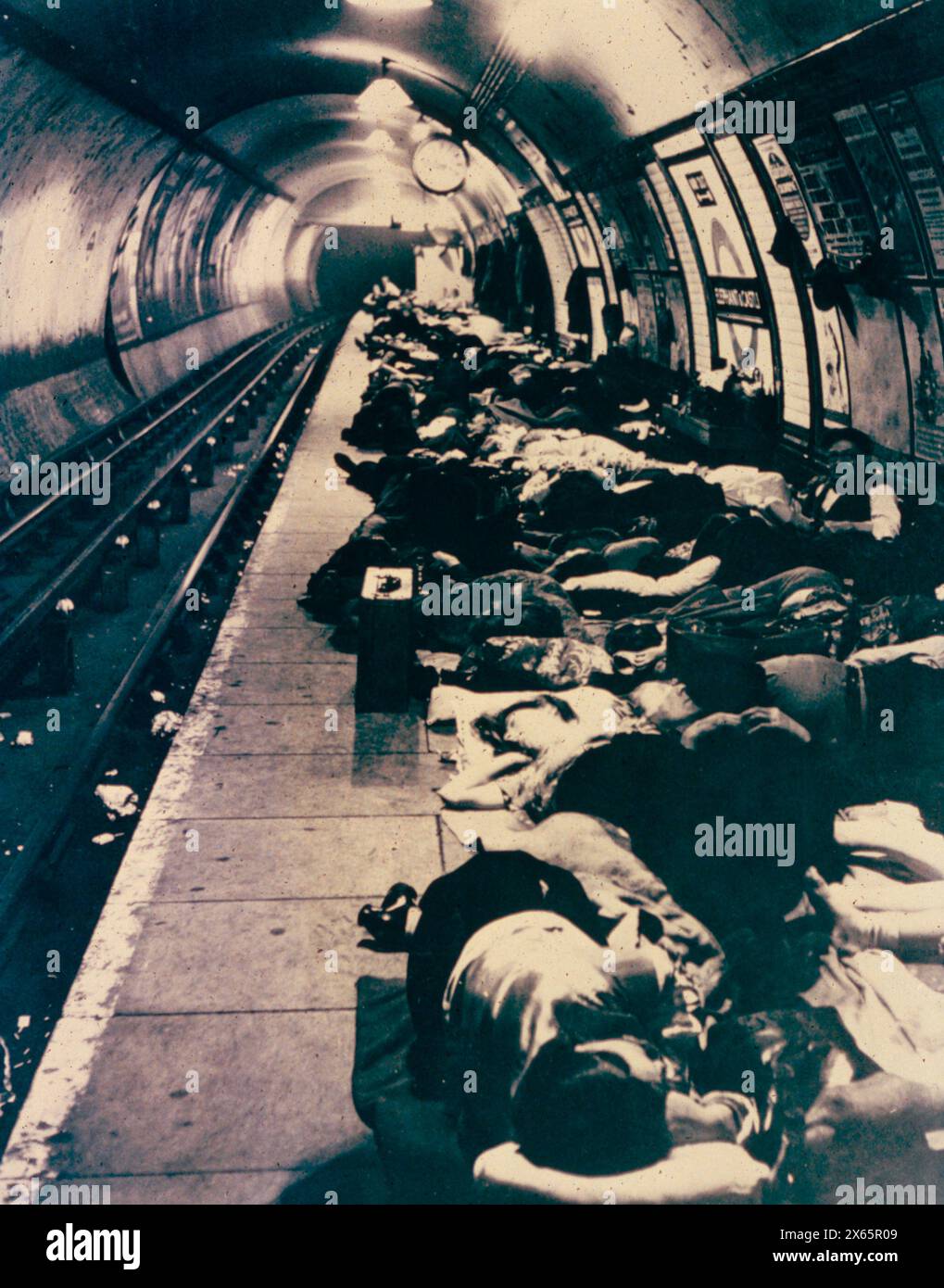 Londoniens dormant dans la station de métro Elephant and Castle pour se mettre à l'abri des bombardements allemands, Angleterre des années 1940 Banque D'Images