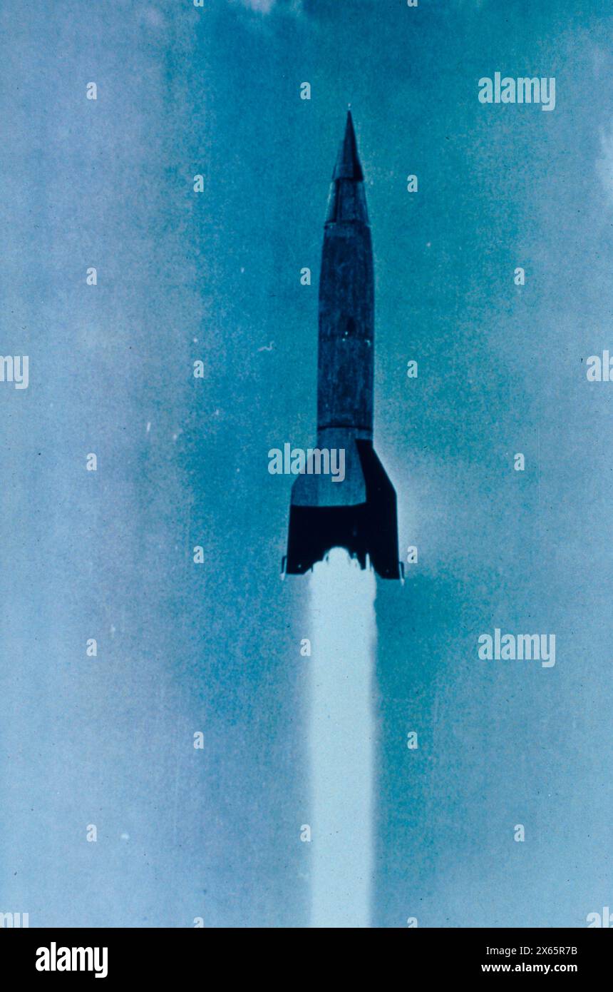 Fusée allemande V-2 en vol pendant la seconde Guerre mondiale, années 1940 Banque D'Images