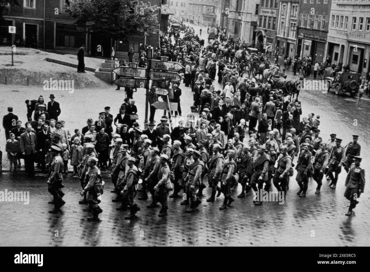 Les forces d'occupation de l'infanterie soviétique marchent dans la ville allemande de Wessenfels après la seconde Guerre mondiale, 1945 Banque D'Images