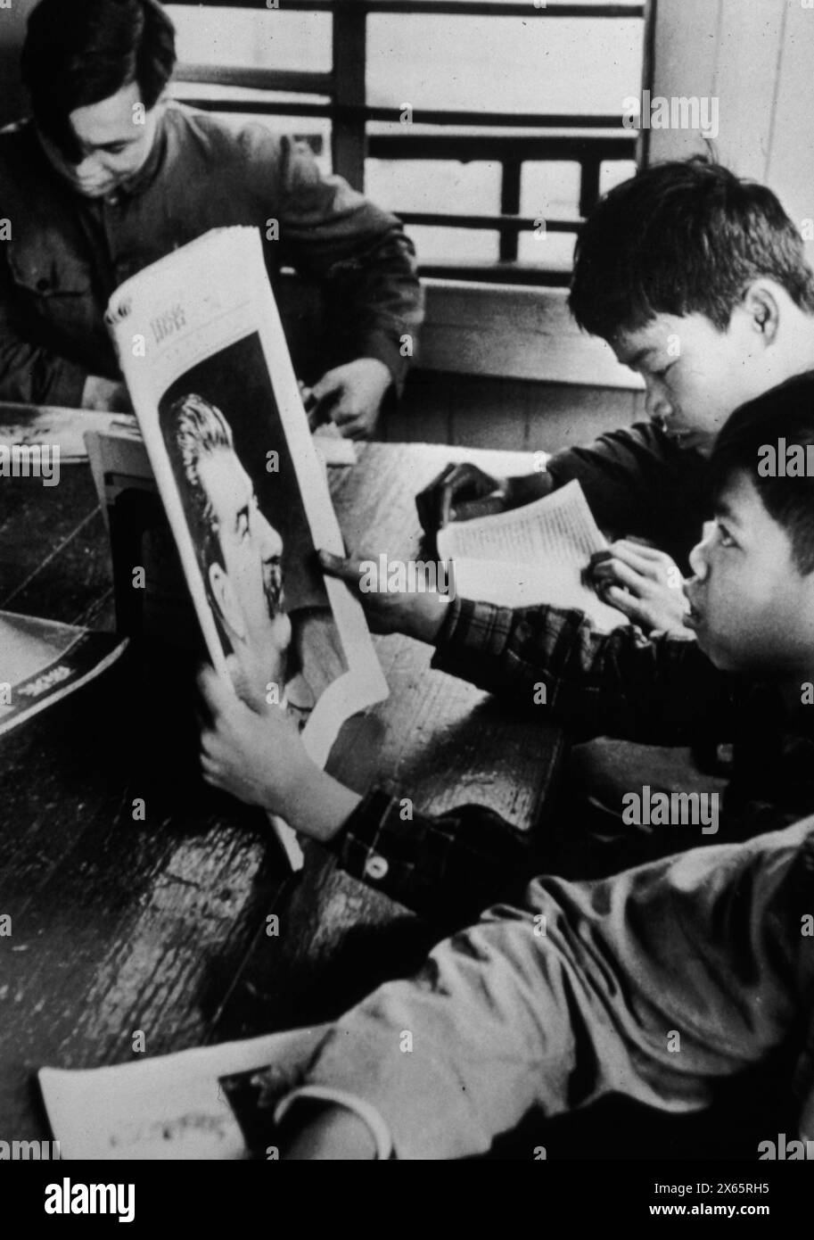 Enfants chinois lisant sur le dictateur russe Staline, Chine des années 1950 Banque D'Images