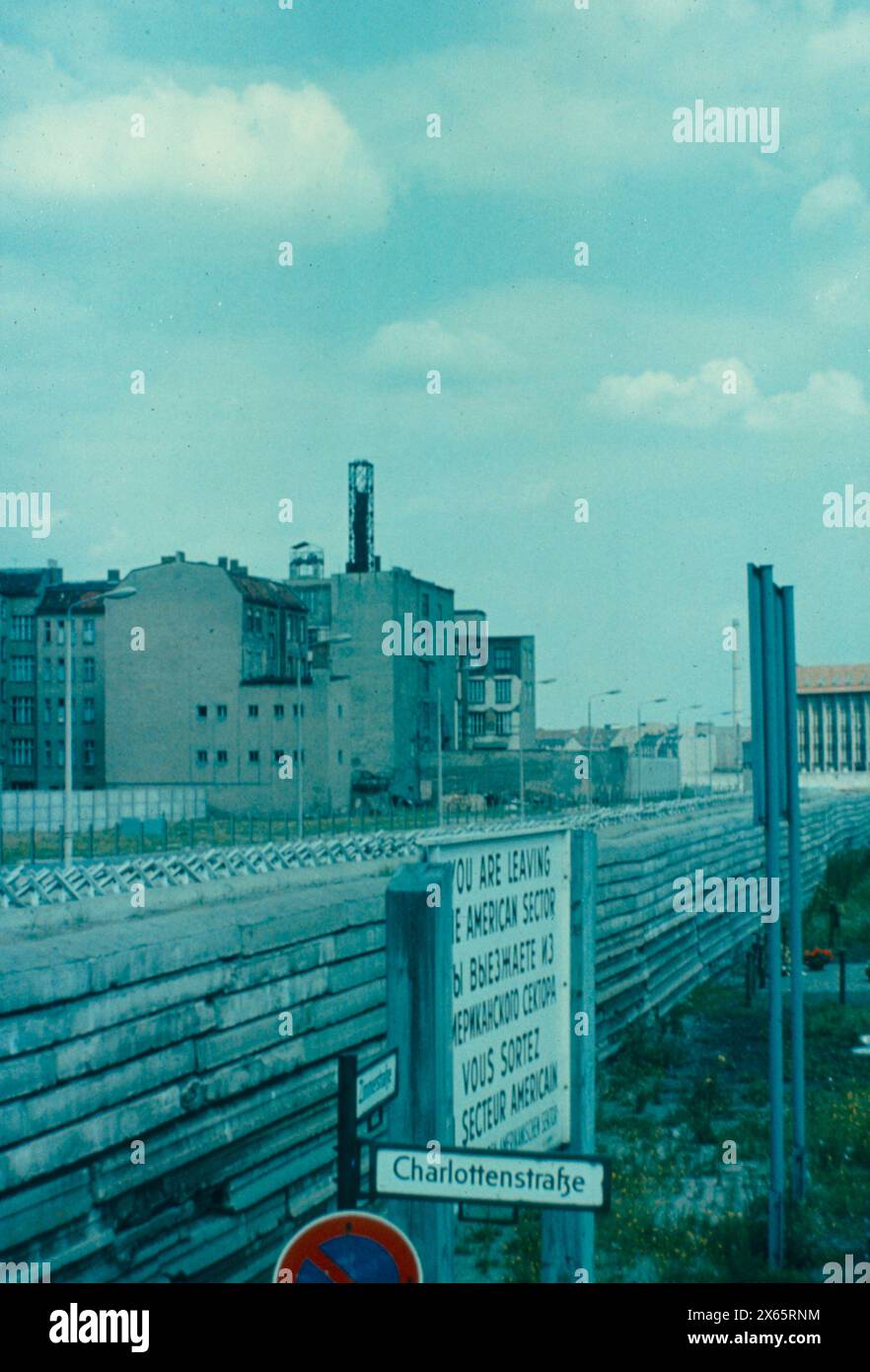 Le mur de Berlin et le signe que vous quittez le secteur américain, Allemagne des années 1960 Banque D'Images