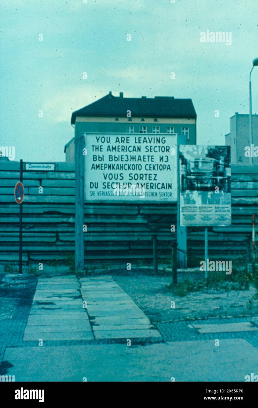 Le mur de Berlin et le signe que vous quittez le secteur américain, Allemagne des années 1960 Banque D'Images