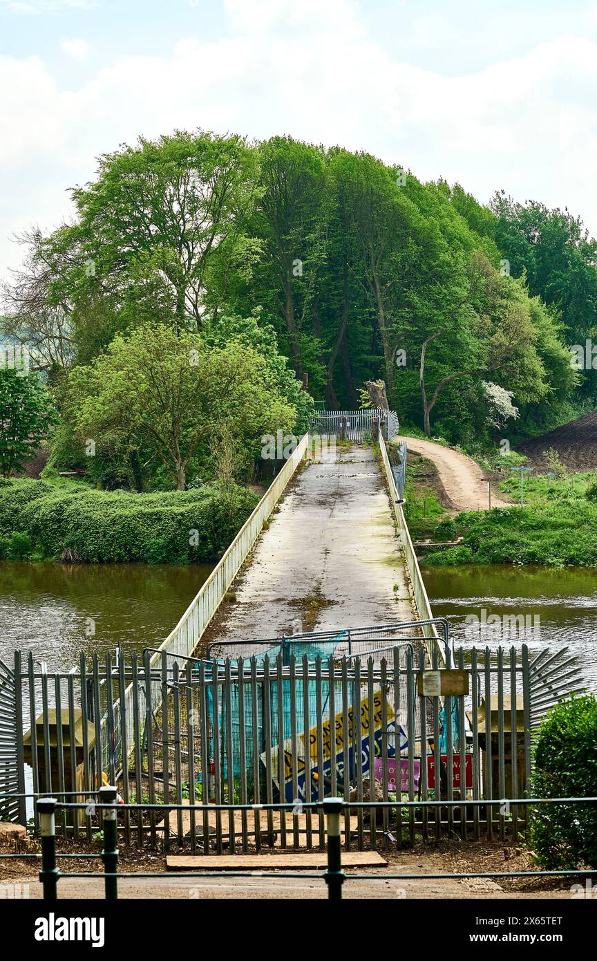 Le vieux pont de tramway sur la rivière Ribble à Preston(1802) dangereux et prêt à la démolition Banque D'Images