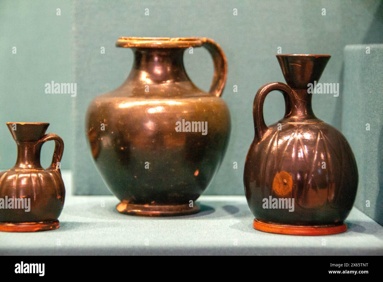 Amphore décorative en céramique antique sur un fond blanc. Cruches en argile et un pot, un ensemble d'ustensiles anciens pour boire du vin, de l'eau ou du lait. Haute qualité Banque D'Images