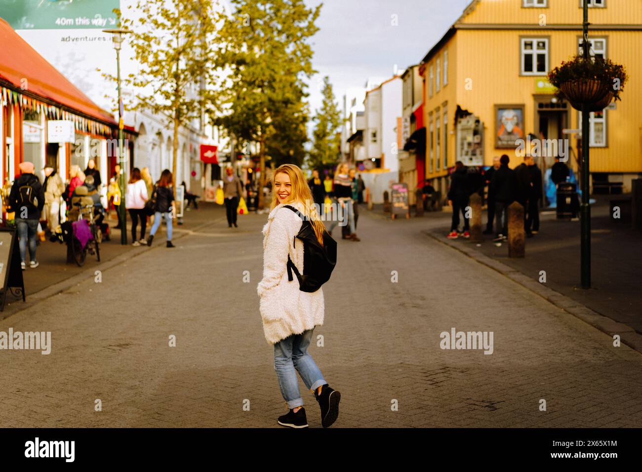 Jeune femme marche dans les rues de Reykjavik, Islande. Banque D'Images