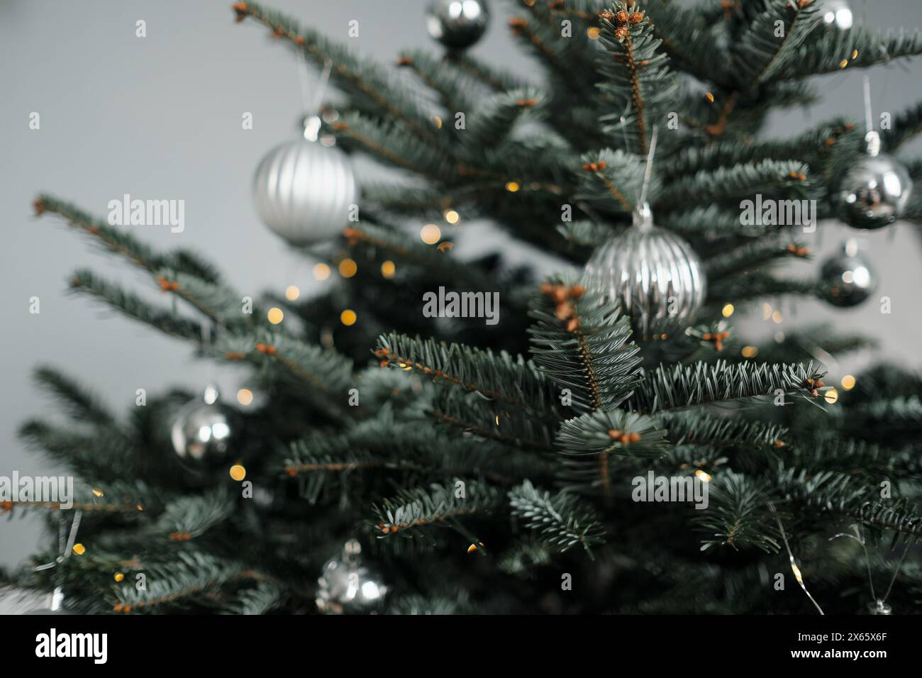 Jouets en argent du nouvel an suspendus sur le sapin de Noël Banque D'Images