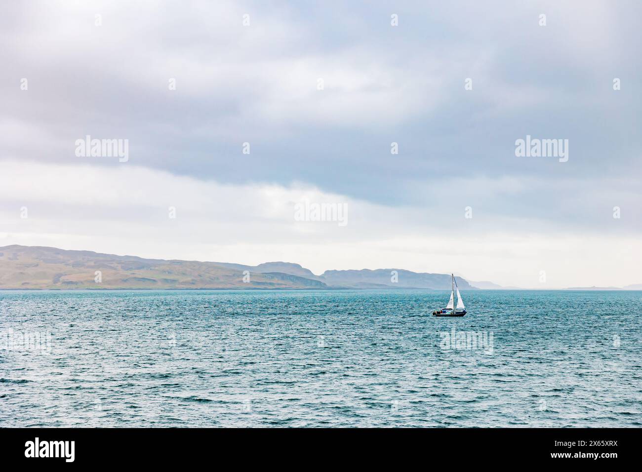 Voilier dans l'eau saccadée, sarcelle un jour nuageux Banque D'Images