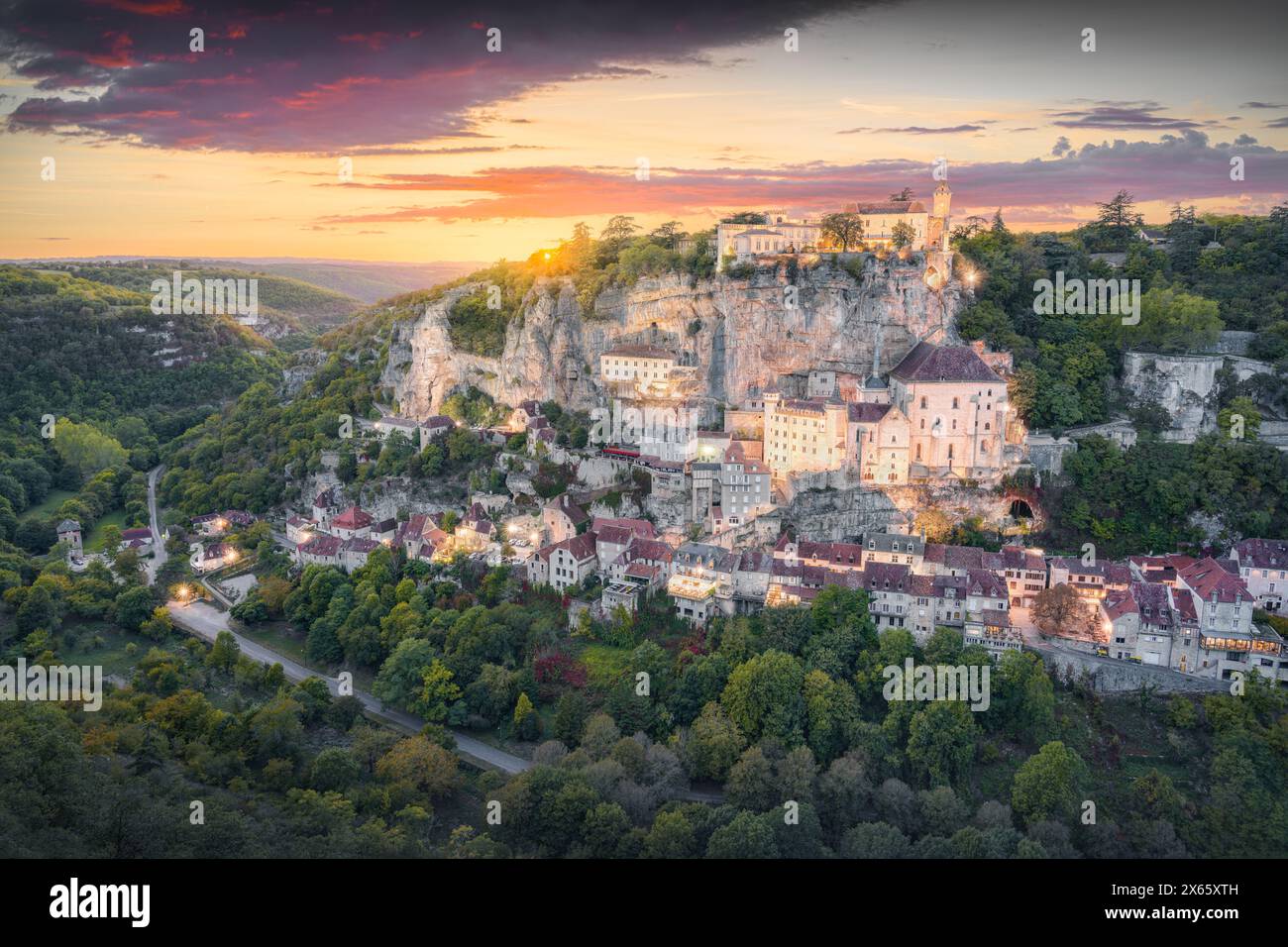 Rocamadour's Medieval Cliffside Village Aglow au crépuscule Banque D'Images