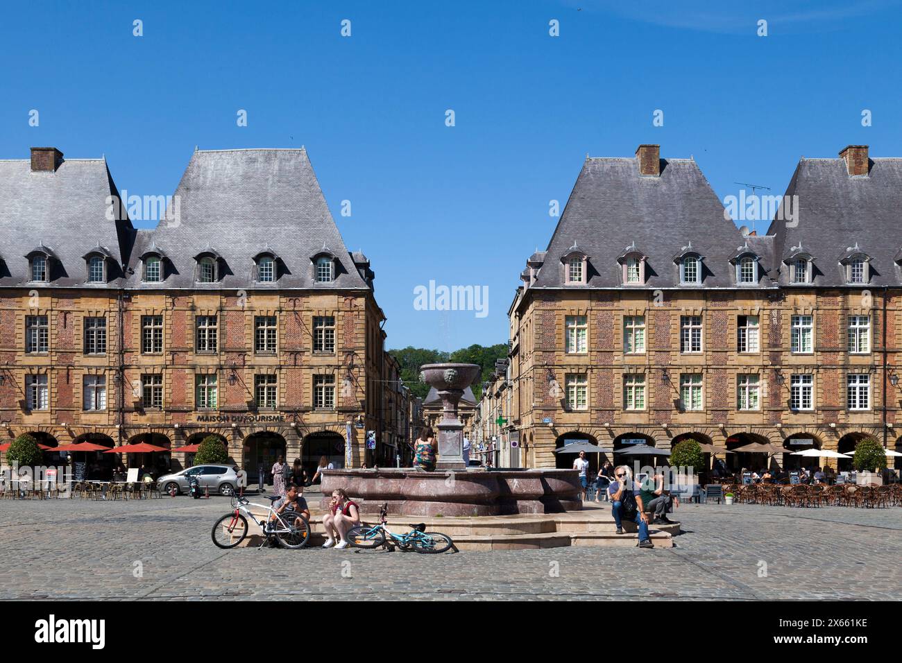Charleville-Mézières, France - 23 juin 2020 : fontaine au milieu de la place Ducale. La place de la ville a été construite entre 1606 et 1624 par l'archit Banque D'Images