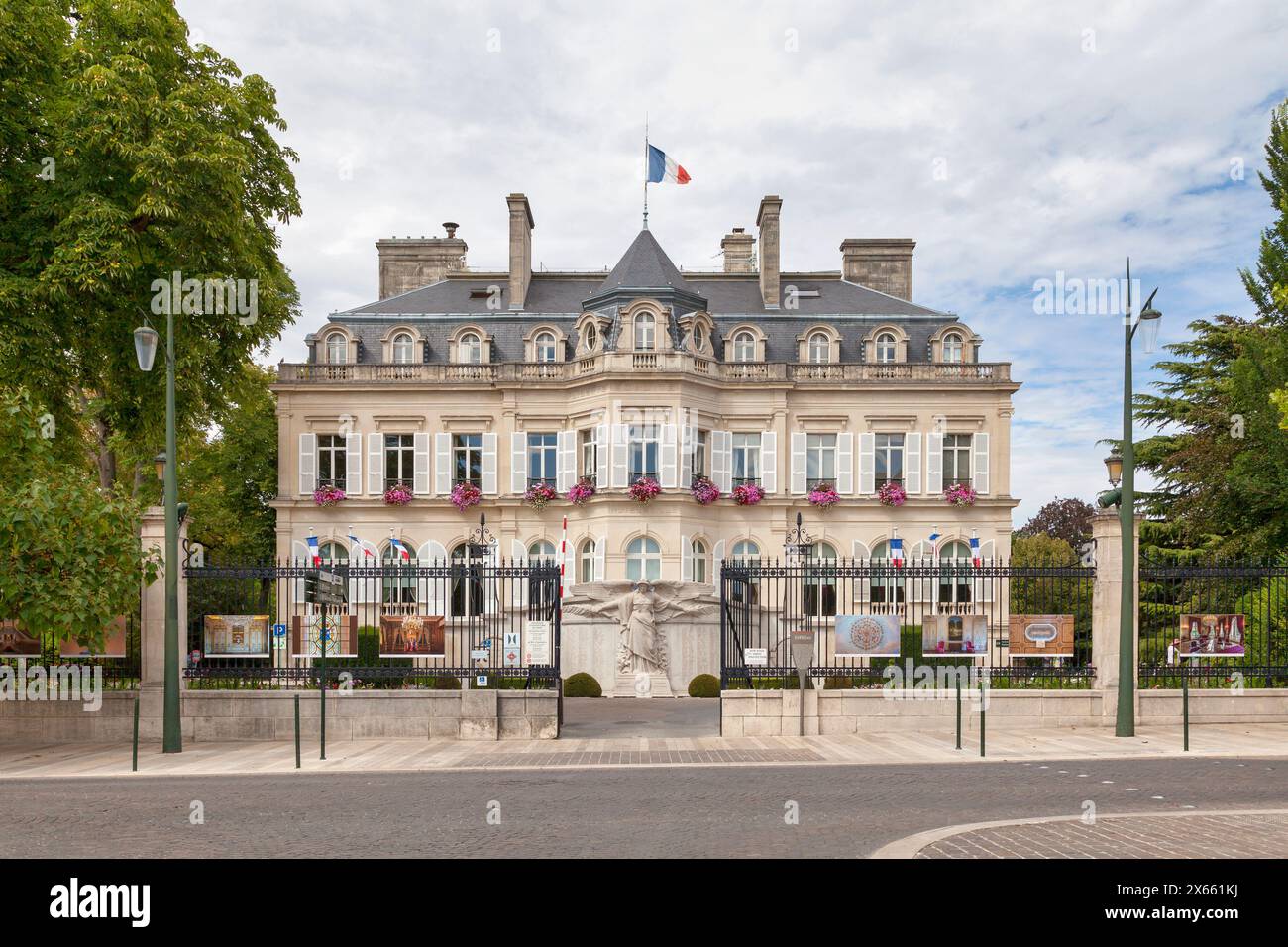 Epernay, France - juillet 23 2020 : l'hôtel de ville d'Épernay, construit vers 1858 par l'architecte de la gare Montparnasse, Victor Lenoir pour l'Auban. Banque D'Images