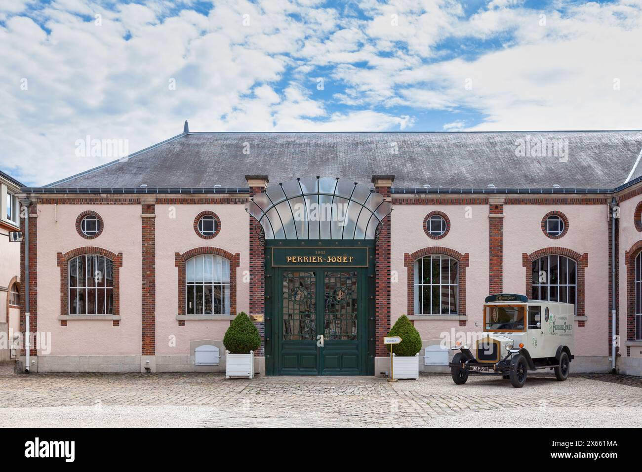Epernay, France - 23 juillet 2020 : la maison de Champagne Perrier-Jouët située sur l'avenue de Champagne, près de la mairie. Banque D'Images