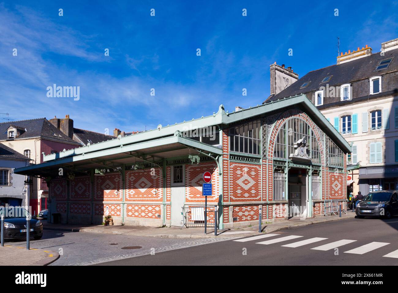 Quimperlé, France - 09 octobre 2021 : les halles de marché de Quimperlé ont été construites en 1886 devant l'église abbatiale Sainte-Croix. Ils ont un architecte Banque D'Images
