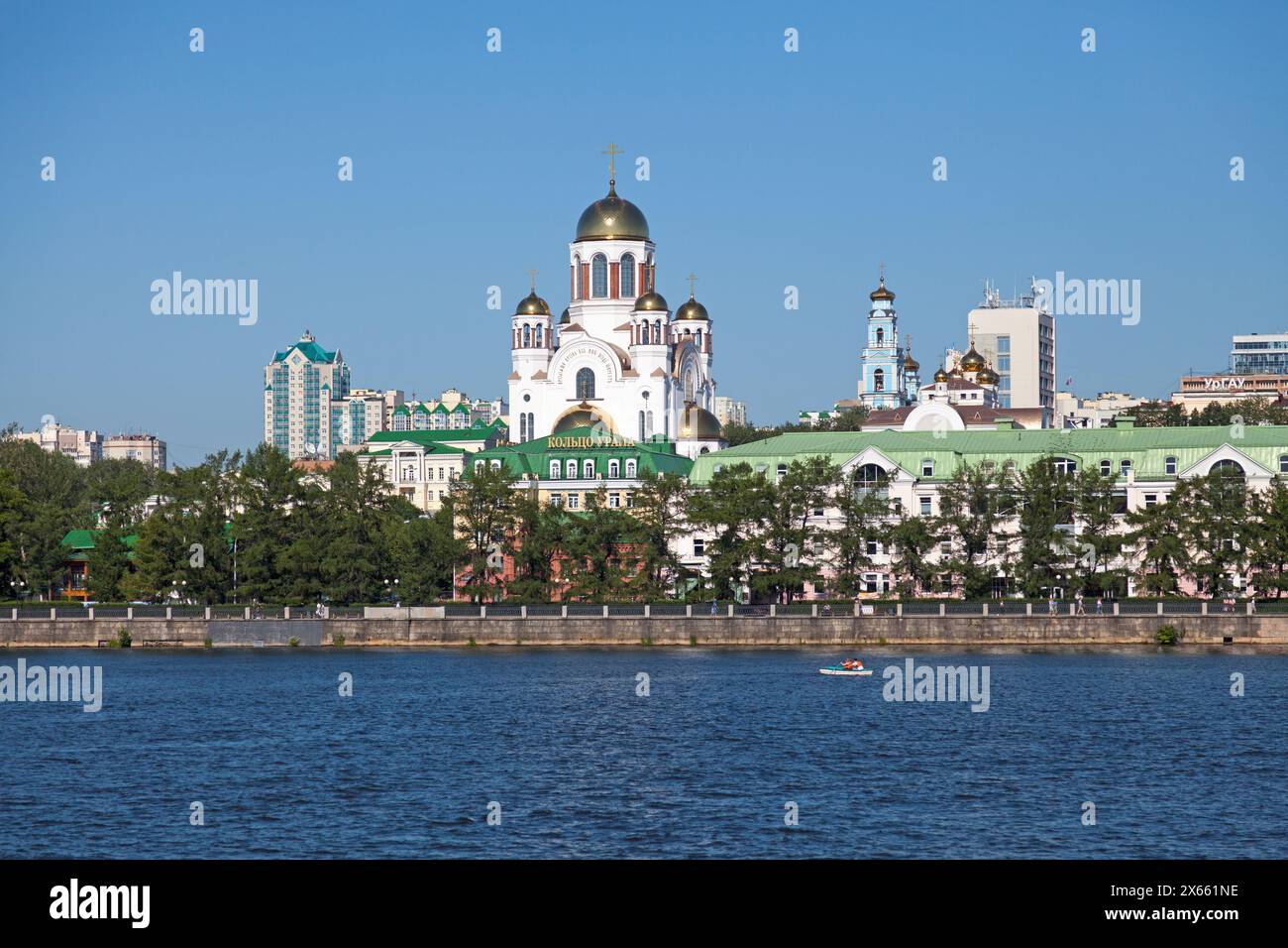 Ekaterinbourg, Russie - 16 juillet 2018 : L'Église de tous les Saints, le centre royal, spirituel et éducatif et le Khram Vozneseniya Gospodnya ci-dessus Banque D'Images