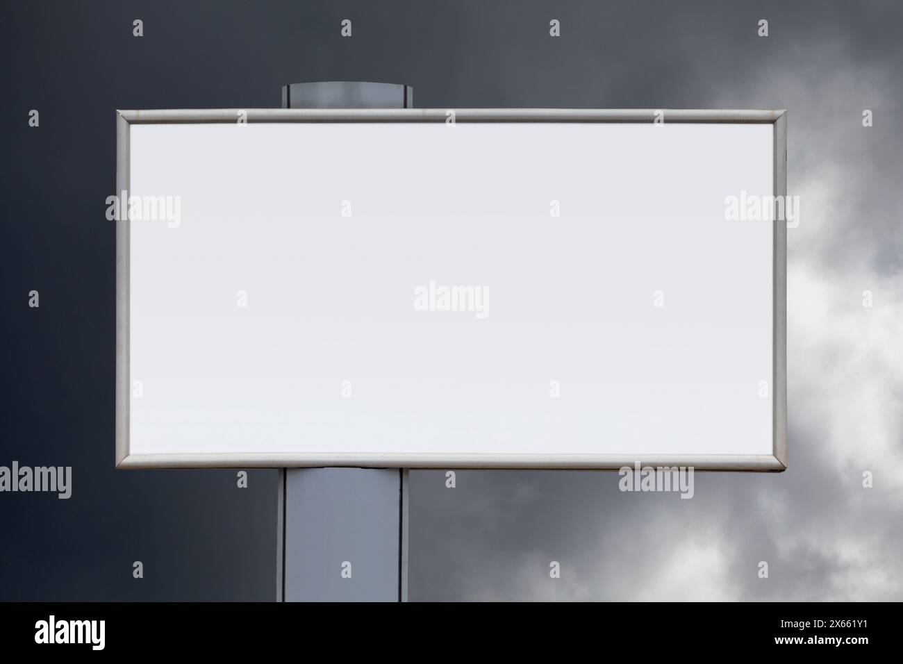 Gros plan sur un panneau blanc vierge contre un ciel menaçant. Banque D'Images Gros plan sur un panneau blanc vierge contre un ciel menaçant. Banque D'Images