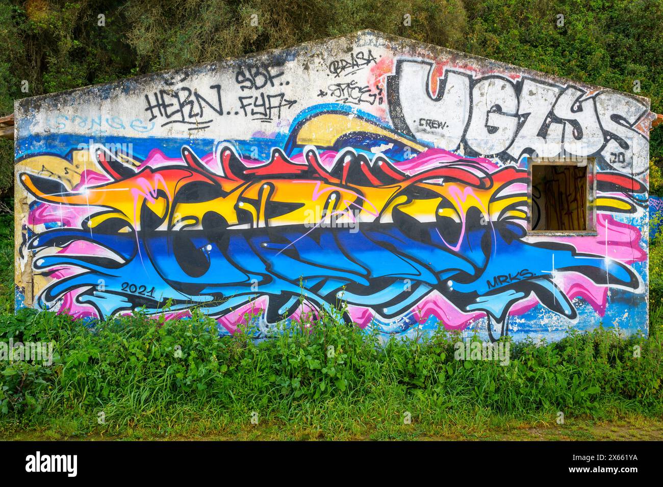 Graffité colorée sur de vieux bâtiments de plage abandonnés, Alentejo, Portugal. Banque D'Images