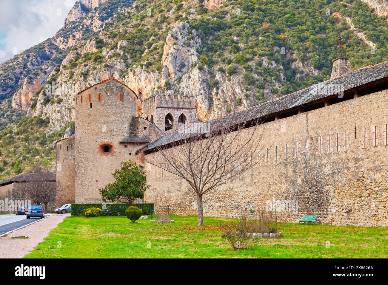 Villefranche-de-Conflent, France - 11 décembre 2019 : la Tour du Diable, sur le côté sud des remparts fortifiés du village o Banque D'Images