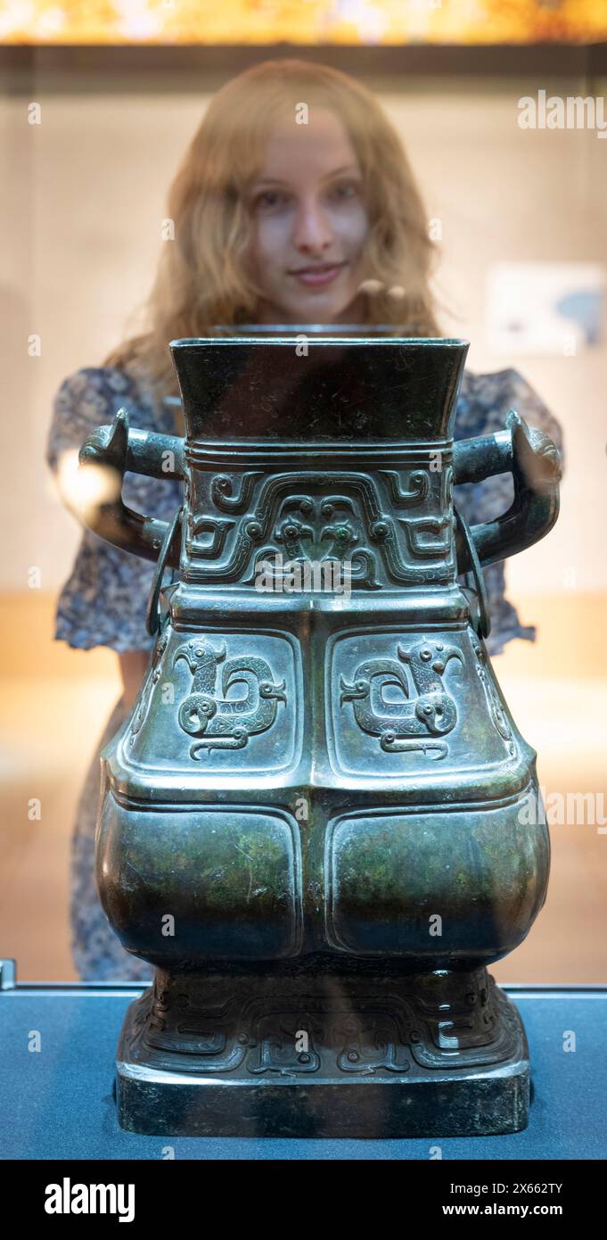 Bonhams, Londres, Royaume-Uni. 13 mai 2024. Les beaux-arts chinois, dont plusieurs collections privées remarquables, sont proposés à la vente chez Bonhams le 16 mai. Les œuvres comprennent un navire à vin rituel archaistique monumental en bronze exceptionnellement rare, Fang Hu, datant de la dynastie Song/Ming avec une provenance exceptionnelle qui mène les ventes d'art chinois. Montant estimatif : 80 000 à 120 000 £. Crédit : Malcolm Park/Alamy Live News Banque D'Images