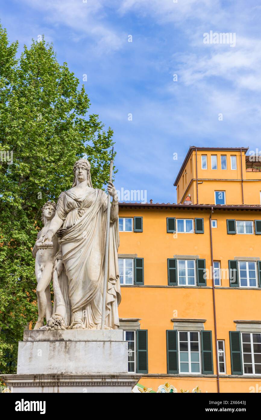 Statue de Maria Luisa di Borbone sur la place Napoléon à Lucques, Italie Banque D'Images