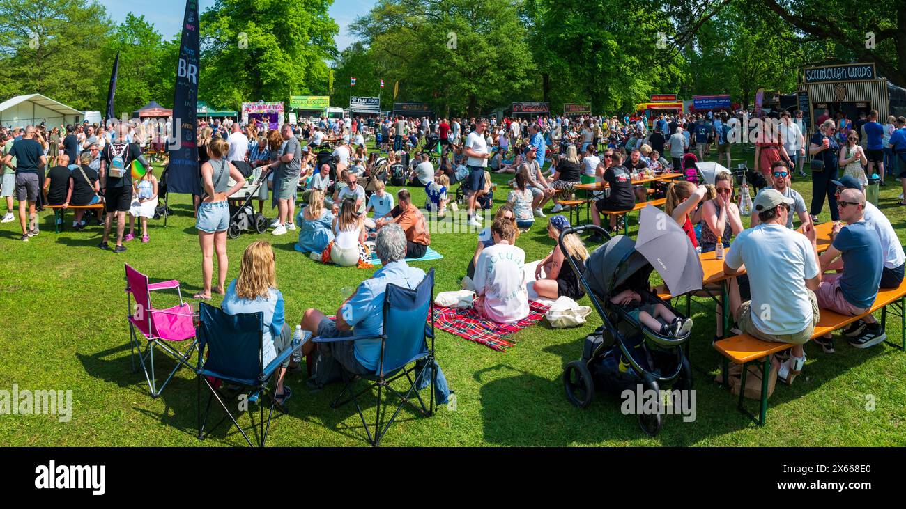 Foules de chercheurs de soleil à un événement dans un parc local. Banque D'Images