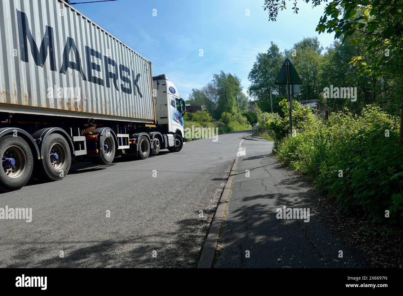 Un camion Maersk se prépare à faire un virage à droite à Thornsett, High Peak, Derbyshire. Banque D'Images