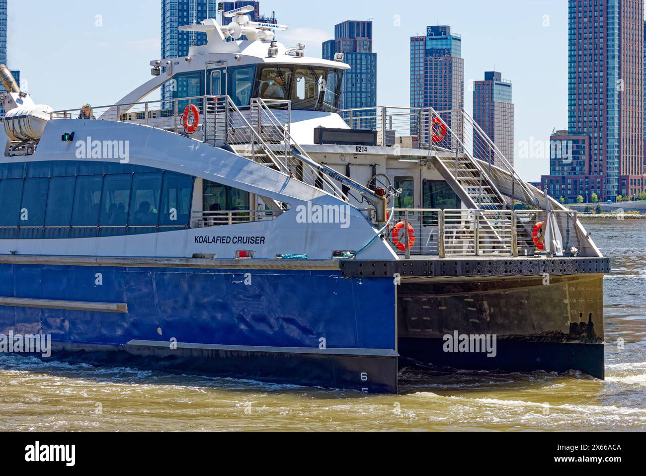 New York City Ferry, exploité par Hornblower Cruises, avait 38 bateaux à double coque nommés de façon fantaisiste reliant les cinq arrondissements en 2023. Banque D'Images