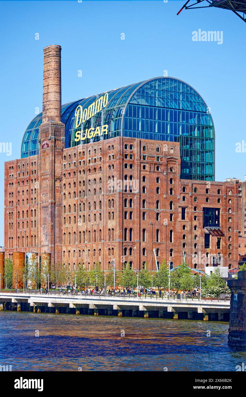 La raffinerie de Domino est un immeuble de bureaux entièrement électrique construit à l'intérieur de la coque de l'emblématique Domino Sugar Factory à Williamsburg, Brooklyn. Banque D'Images