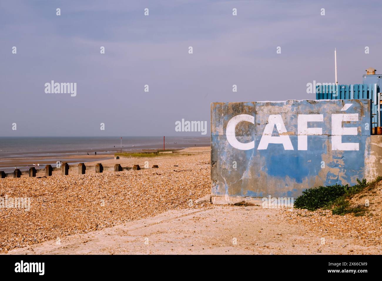 Old Wear Cafe Sign on the Beach, composé Leonard on Sea, Hastings, East Sussex, England, UK, 2024, jour Banque D'Images