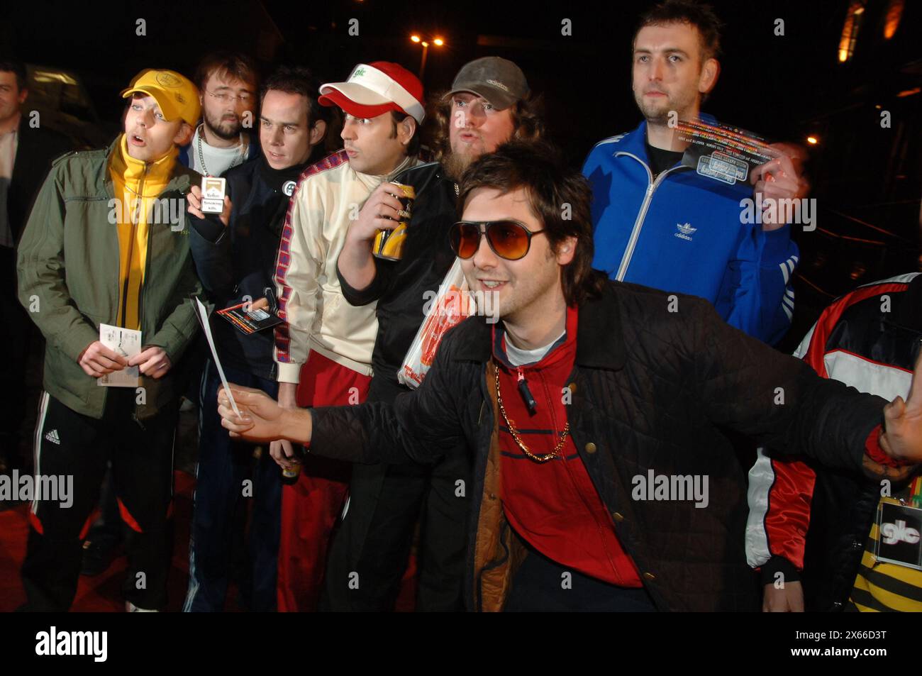 Le groupe gallois Goldie Lookin Chain arrive pour les Pop Factory Awards à Porth. 3/12/05 Banque D'Images