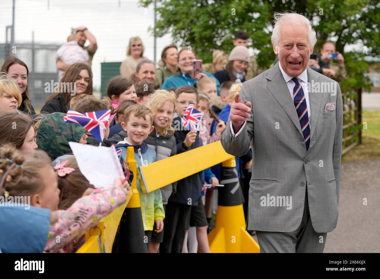 Le roi Charles III arrive pour une visite au centre de l'aviation militaire à Middle Wallop, dans le Hampshire, pour remettre officiellement le rôle de colonel en chef de l'armée de l'air au prince de Galles. Date de la photo : lundi 13 mai 2024. Banque D'Images