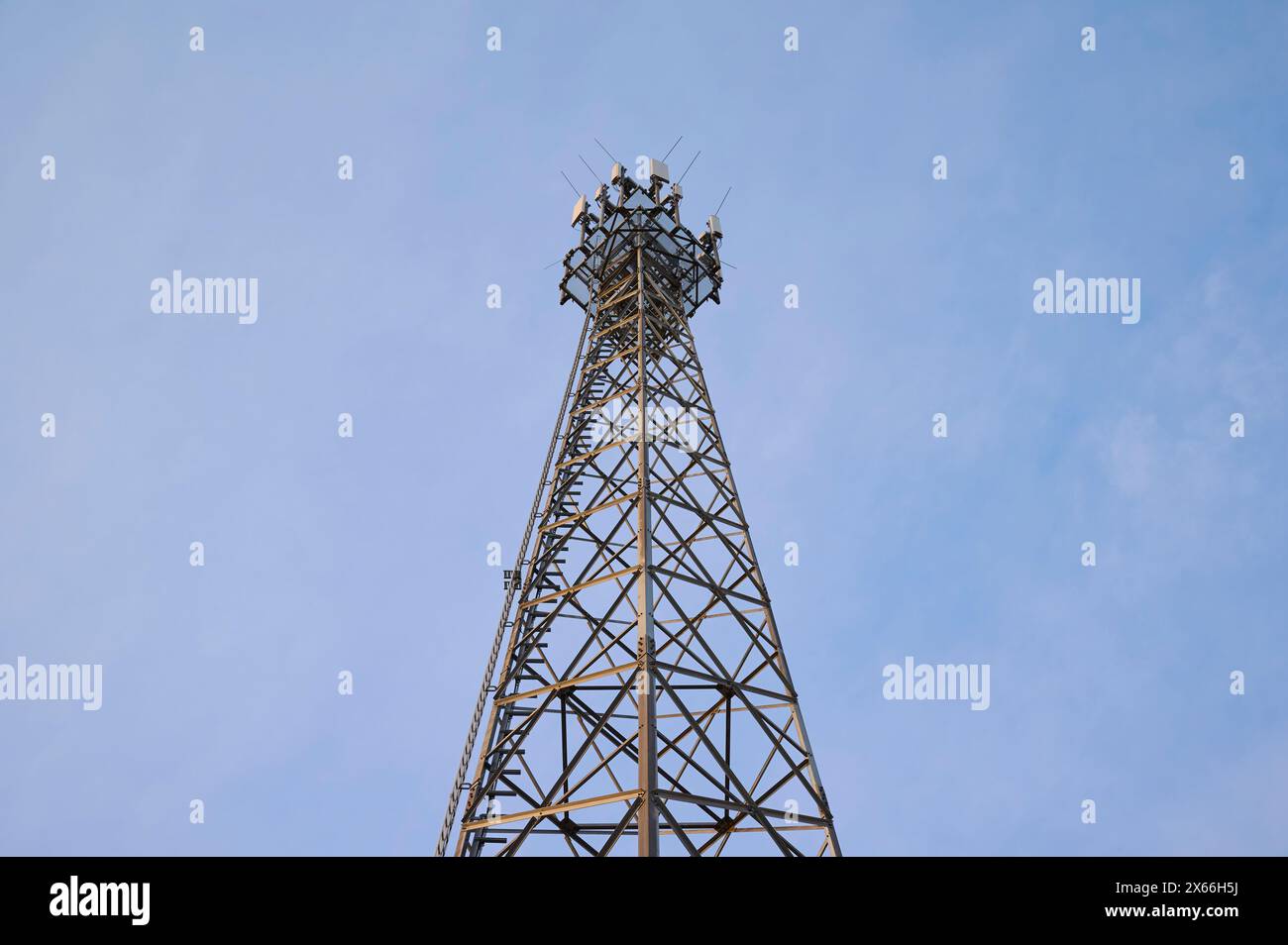 Mât de téléphone portable, mât de transmission devant le ciel, Hesse, Allemagne, Europe Banque D'Images