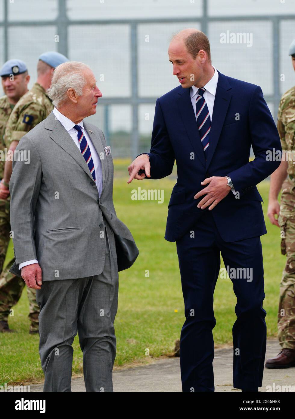 Le roi Charles III et le prince de Galles rencontrent des membres de l'armée lors d'une visite au centre d'aviation de l'armée à Middle Wallop, dans le Hampshire, pour que le roi remette officiellement le rôle de colonel en chef de l'armée de l'air à Guillaume. Date de la photo : lundi 13 mai 2024. Banque D'Images