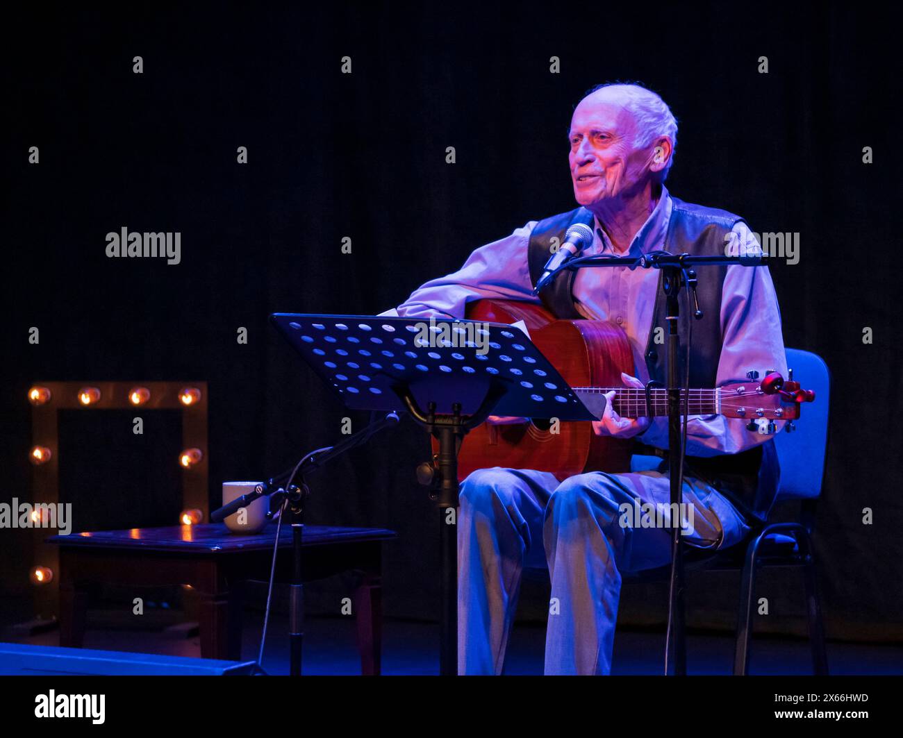 Tradfest Edinburgh 2024, traverse Theatre. Événement avec Aerchie Fisher et Fraser Fifield. Archie avec guitare. Banque D'Images