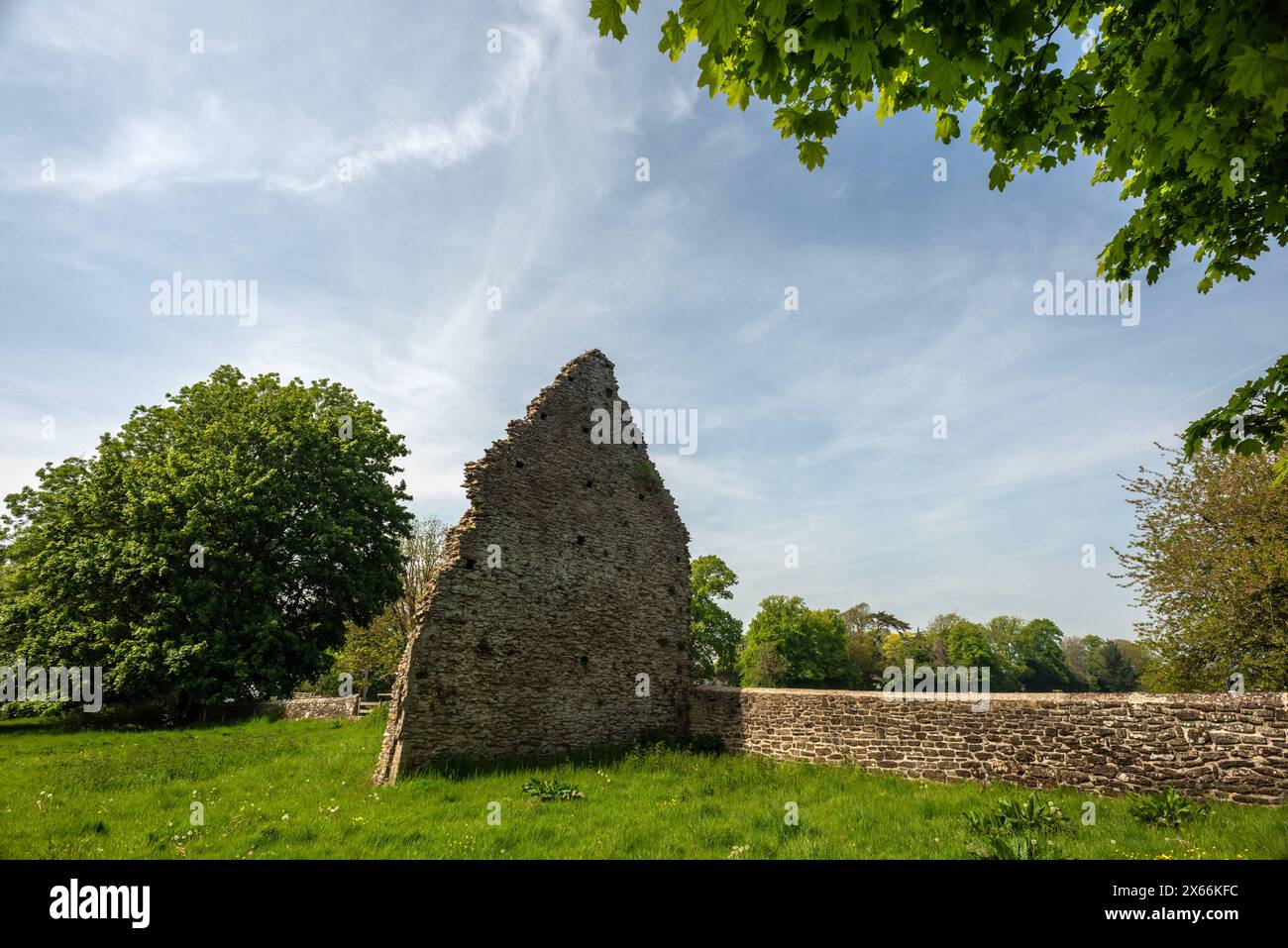 Winchelsea, 10 mai 2024 : les ruines de l'hôpital St John, sur la route Hastings Banque D'Images