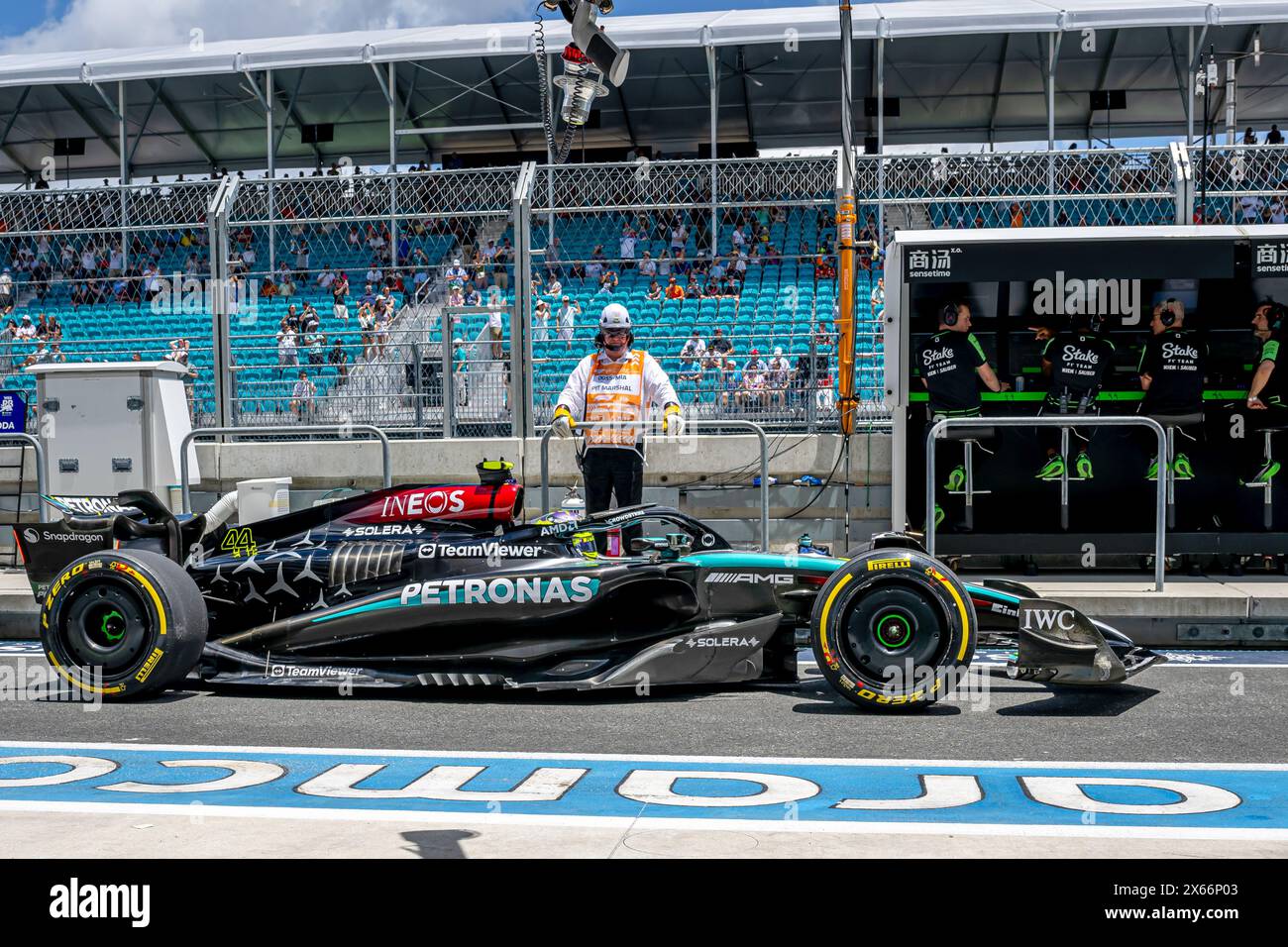 MIAMI, FLORIDE - 3 MAI : Lewis Hamilton, Mercedes F1 W14 lors de l'entraînement avant le Grand Prix de F1 de Miami à Miami International Autodrome le 3 mai 2024 à Miami, États-Unis. (Photo de Michael Potts/BSR Agency) crédit : BSR Agency/Alamy Live News Banque D'Images